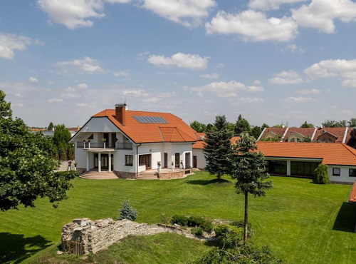 Magnificent villa with pool, Šamorín