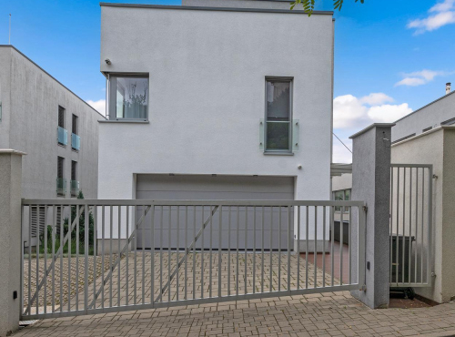 Prenájom - Slnečný byt v Horskom parku so záhradou, BA I – Staré Mesto