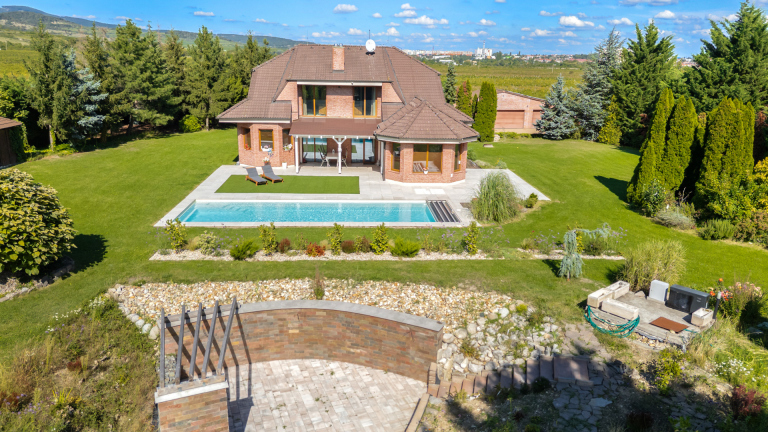 Rodinný dom s bazénom a záhradou, Limbach