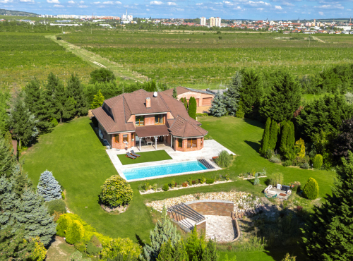 Predaj - Rodinný dom s bazénom a záhradou, Limbach