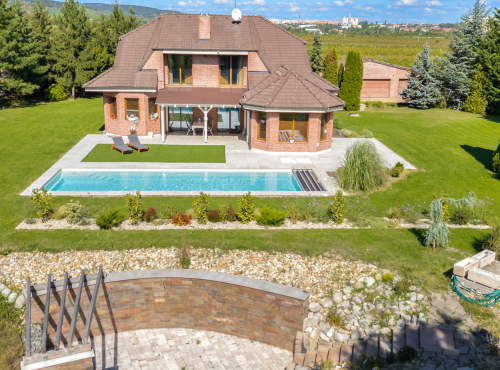 Predaj - Rodinný dom s bazénom a záhradou, Limbach