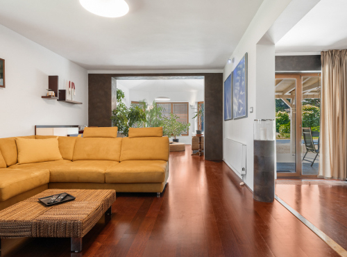 Rodinný dom s bazénom a záhradou, Limbach