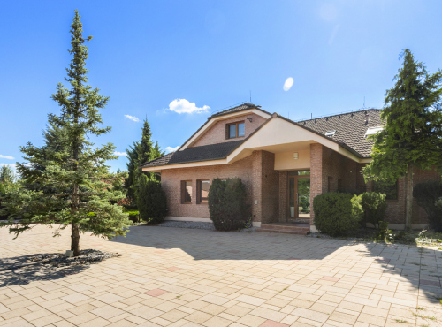 Predaj - Rodinný dom s bazénom a záhradou, Limbach