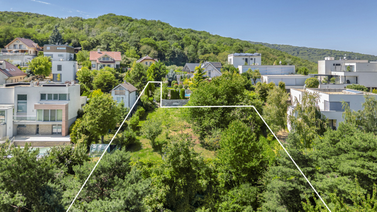 Pozemok pri lese v tichej rezidenčnej zóne, Bratislava IV – Dúbravka