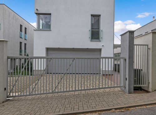 Prenájom - Zariadený byt pri Kalvárii, BA I – Staré Mesto